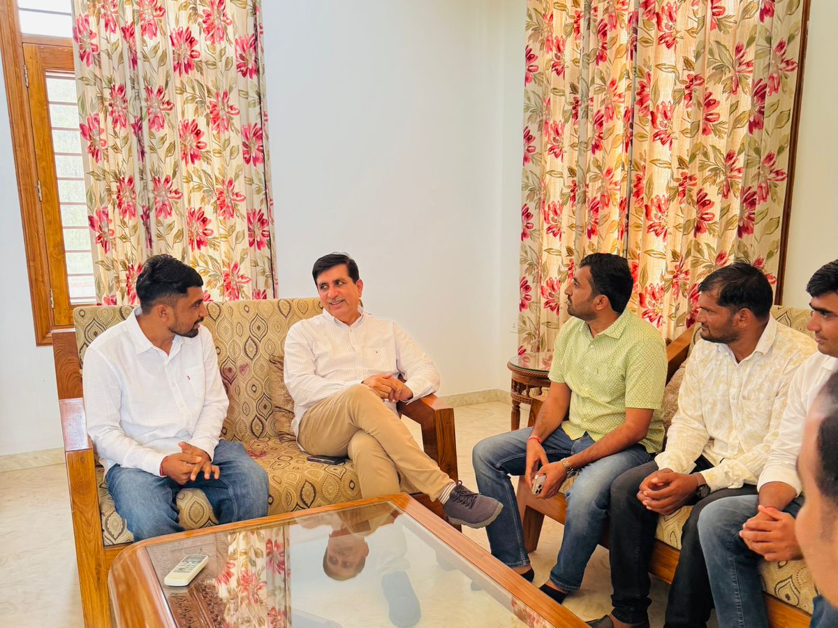 raju_balotra's tweet image. बायतु स्थित विधायक निवास पर आज माननीय श्री @Barmer_Harish जी से मुलाकात कर क्षेत्र की समस्याओं व छात्रहितों के मुद्दों पर सकारात्मक चर्चा हुई। 

एनएसयूआई के माध्यम से छात्रों की आवाज़ मजबूती से उठाने का संकल्प दोहराया।

विधायक जी का मार्गदर्शन हमारे संघर्ष को और मजबूत करेगा।