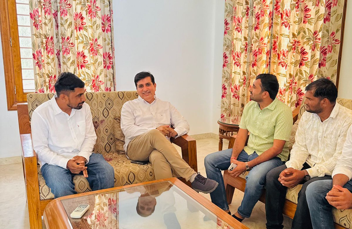 raju_balotra's tweet image. बायतु स्थित विधायक निवास पर आज माननीय श्री @Barmer_Harish जी से मुलाकात कर क्षेत्र की समस्याओं व छात्रहितों के मुद्दों पर सकारात्मक चर्चा हुई। 

एनएसयूआई के माध्यम से छात्रों की आवाज़ मजबूती से उठाने का संकल्प दोहराया।

विधायक जी का मार्गदर्शन हमारे संघर्ष को और मजबूत करेगा।