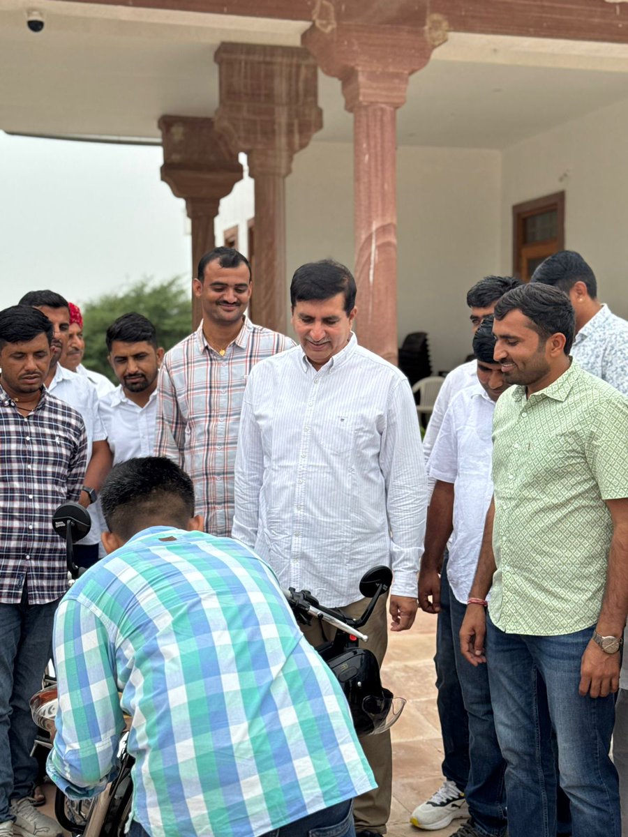 raju_balotra's tweet image. बायतु स्थित विधायक निवास पर आज माननीय श्री @Barmer_Harish जी से मुलाकात कर क्षेत्र की समस्याओं व छात्रहितों के मुद्दों पर सकारात्मक चर्चा हुई। 

एनएसयूआई के माध्यम से छात्रों की आवाज़ मजबूती से उठाने का संकल्प दोहराया।

विधायक जी का मार्गदर्शन हमारे संघर्ष को और मजबूत करेगा।