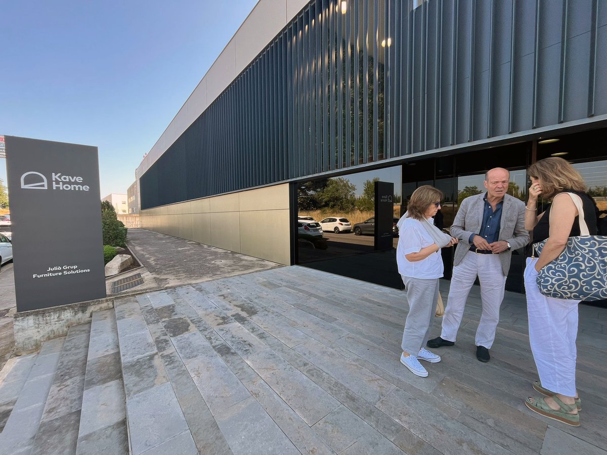 femcat's tweet image. ☕️ Al #FemCAFÈ visitem @KaveHome a Sils amb el seu CEO, Francesc Julià. Un projecte familiar amb ADN global, present a +80 països. 🌍
Lideratge jove que transforma llegats i inspira la #Catalunya del demà. Seguim FENT xarxa i compartint futur! 💡