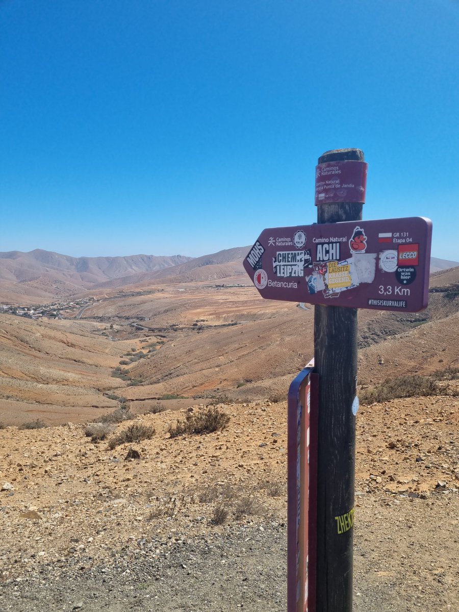 Back to the #Canarias and #Fuerteventura for this week's entry for #fingerpostfriday high up in the Parque Rural De Betancuria <a href="/FingerpostFri/">Fingerpost Friday</a> #roads #signs #posts