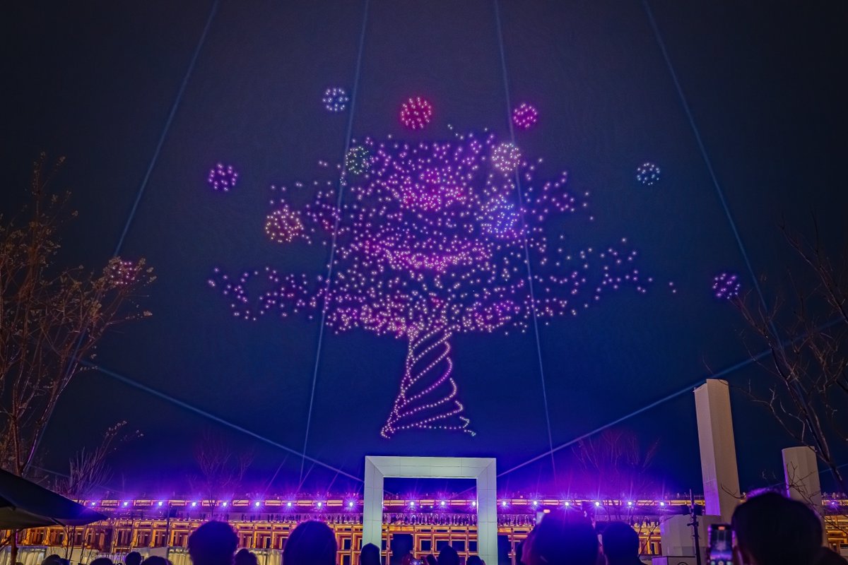 hololivetv's tweet image. 🎆Shiny Sparklers Symphony 見どころ紹介②🎆
ドローンショーは「レッドクリフ(@redcliff_drone)」がプロデュース✨
大阪万博のドローンショーでも話題となった、1,000機ものドローンでホロライブの世界を夜空に映し出します🌌
🔽公式サイト
holohanabi.com
#ホロ花火
