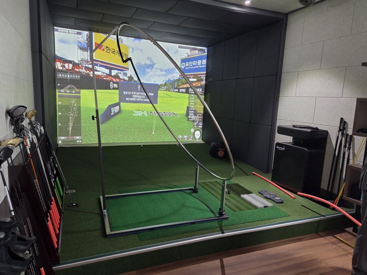 Proswing_Inc's tweet image. 스윙플레인2.0 궤도링에 골프채를 얹어서 공을 치는 연습을 합니다.
올바른 궤도에서 가장 편하게 스윙하는 것을 찾아 냅니다. 
제품문의:1899-6637
#골프연습머신 전문제조 프로스윙

#드라이버백스윙 #아이언백스윙 #원형골프연습기구 #골프교정용품 #골프궤도연습도구 #골프자세교정장비