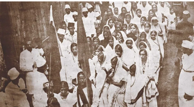 SeereIndia's tweet image. Saree became a protest.
During the Swadeshi movement, a khadi saree wasn’t just fabric—it was defiance. A statement. An identity. The saree wrapped around resistance, and women carried the country forward wearing six yards of power.