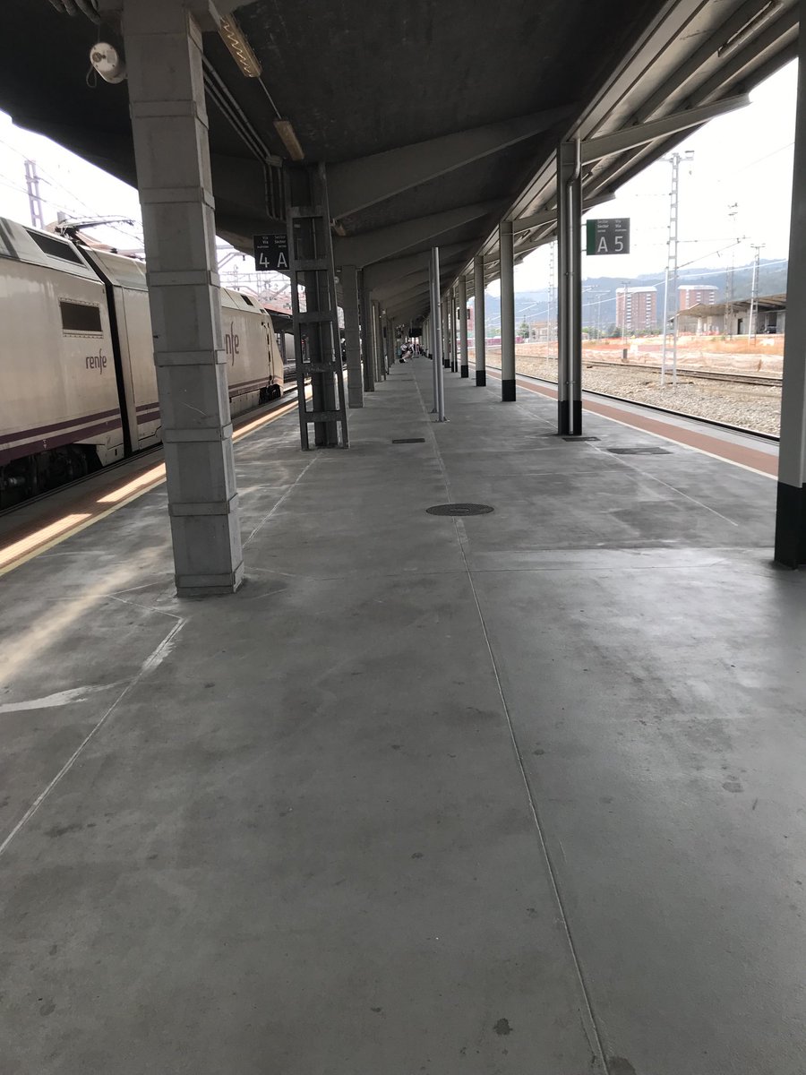 Na estación de tren de Ourense ⁦<a href="/Renfe/">Renfe</a>⁩ hai un banco cada 75-100 metros, 4 en total nunha vía. Así é imposíbel ofrecer calidade e comodidade á xente que viaxa. E das dificultades que poda haber de mobilidade xa nin falar…