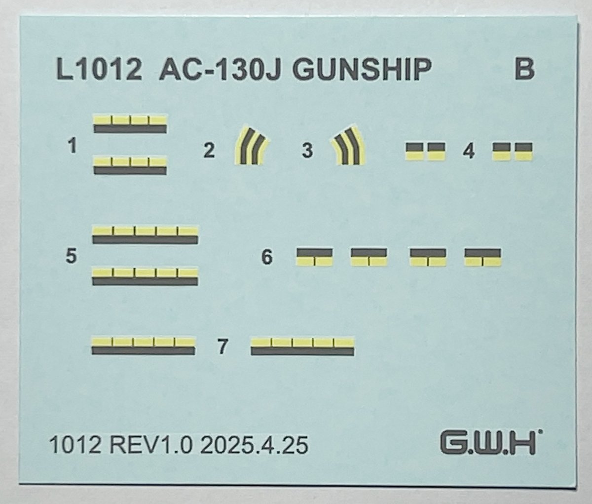 pitroad_plamo's tweet image. 2025/07/17出荷のGWH新製品L1012 AC-130J ゴーストライダー ガンシップ付属の編隊灯用蓄光デカールにUVライトを当ててみました。ライトに照らされてデカールが光っているのが伝わりますでしょうか。同デカールは発売中のL1011 アメリカ空軍 C-130H輸送機にも付属しています 。pit-road.jp/l1012/