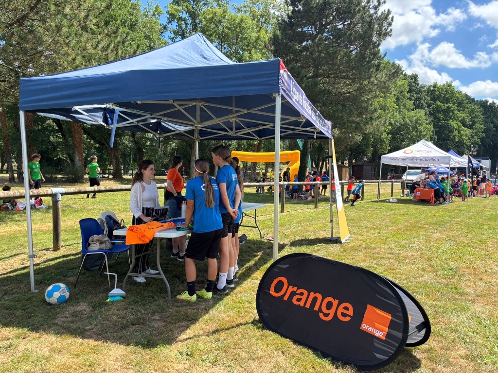 ⚽ La tournée d'été de la <a href="/LigueFootLFPL/">Ligue de F⭐ ⭐tball des Pays de la Loire</a> se poursuit ! 

📷 Retour en images sur l'étape d'hier, à Châteaubriant, où plus de 80 enfants ont appris à adopter les bons réflexes, sur le terrain, comme sur Internet ! 

🤝 Fiers d'être partenaires