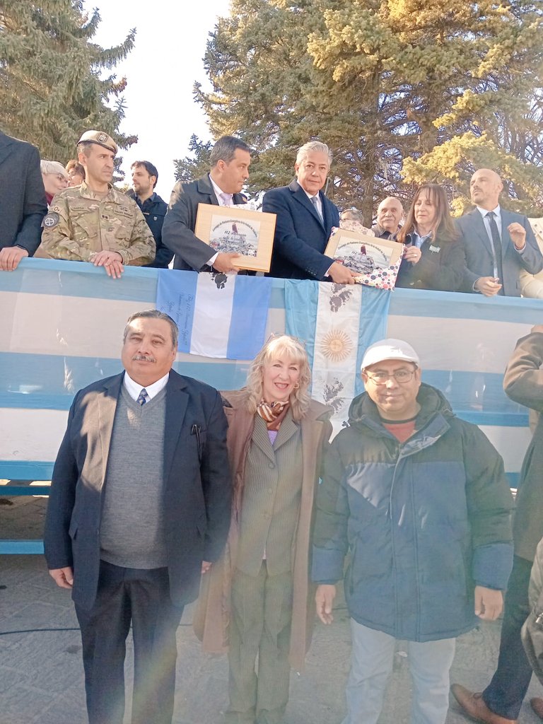 Acto 112 aniversario de #Zapala , presente que entrego el consejo pastoral al señor gobernador y al intendente de la ciudad.