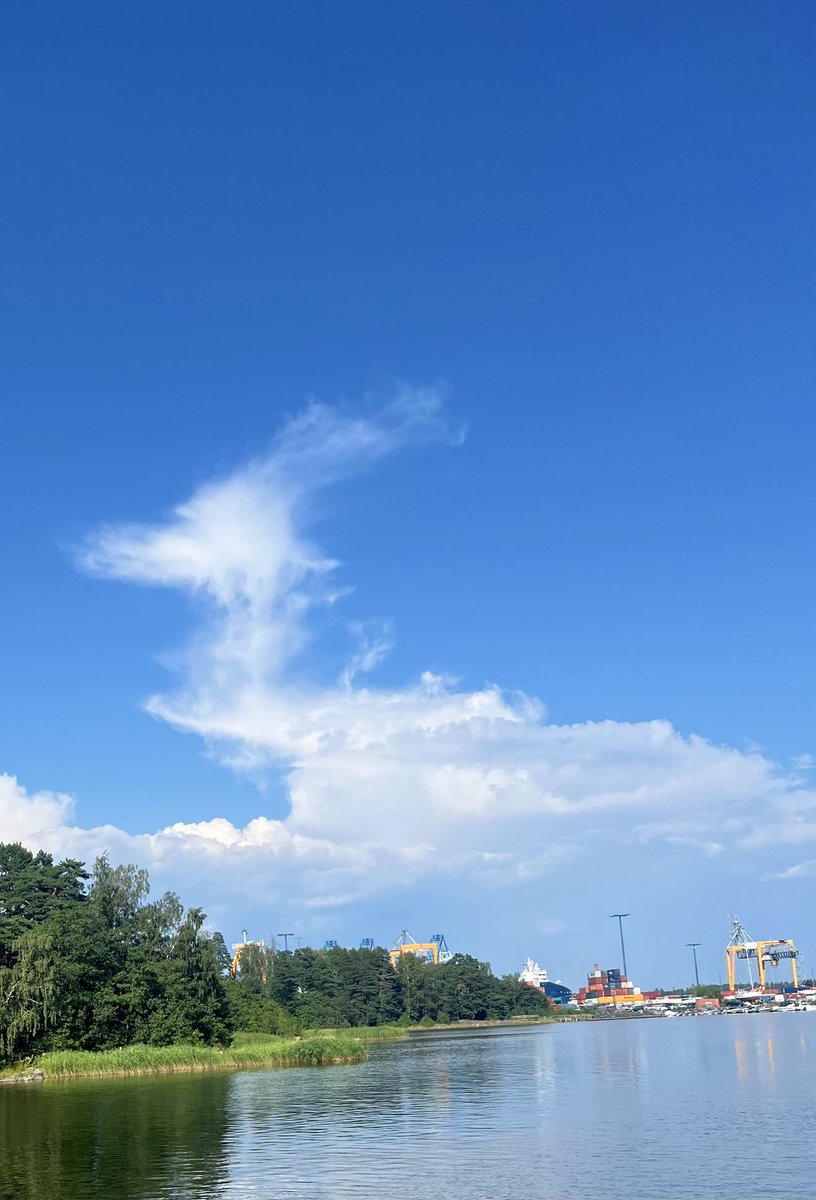 NGlers's tweet image. Pilviä sataman yllä #satama #pilvi 🇫🇮🌱 #kesä