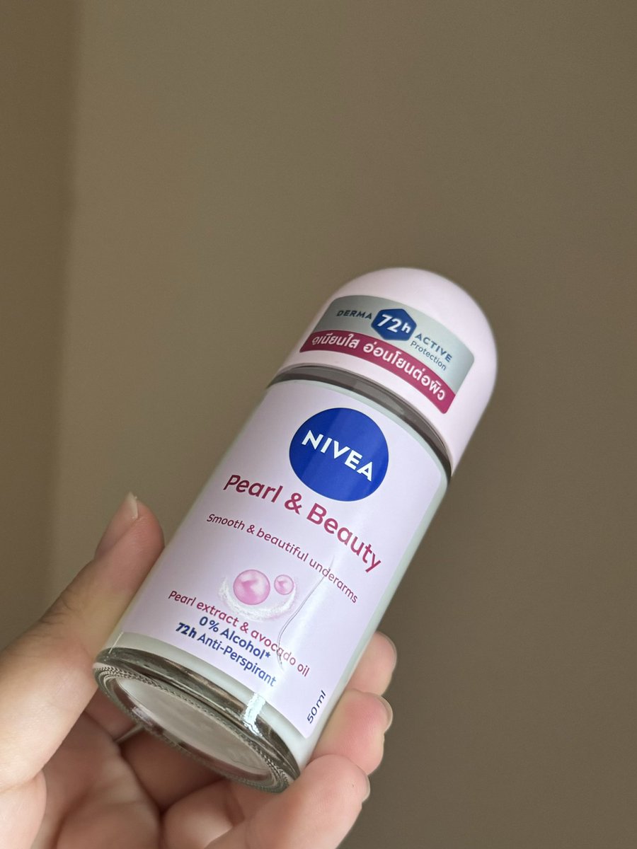 lisabubblegummy's tweet photo. 🎀NIVEA Pearl&Beauty ตัวนี้ คือที่สุดแล้วช่วย ด้วยความที่เมื่อก่อน
เราเป็นคนที่ชอบแพ้พวกโรลออนทำให้เกิดอาการแบบแสบแดง แต่ตอนนี้ไม่เจอปัญหานั้นอีกต่อไปเพราะ น้องเป็นโรลออน NO.1 ⭐️ที่อ่อนโยนต่อผิว ไม่แพ้
0% แอลกอฮอล์ มีสารสกัดจากไข่มุก
ธรรมชาติ สูตรนี้ช่วยให้มั่นใจวงแขนดู
เนียนใสขึ้น กลิ่นหอมละมุน เป็นหอ
มอ่อนๆติดผิวกำลังดี ไปข้างนอกแด
ดร้อนๆเหงื่อไหลแต่กลิ่นยังหอมอยู่แถมไม่เป็นคราบขาวด้วยน้า🩷✨

#NIVEAPearlandBeauty #วงแขนดูเนียนใสไบรท์ไลก์ไข่มุก #แบรนด์ขายดีอันดับ1