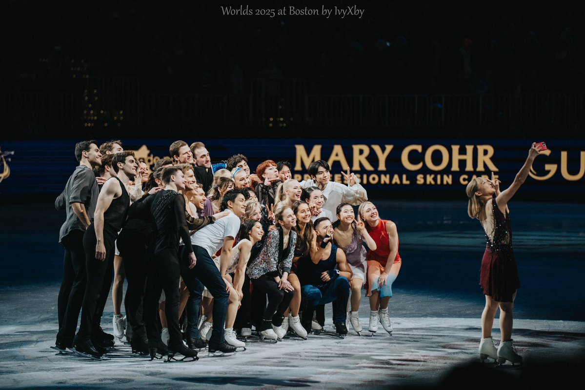 IvyXby's tweet image. Group photo of the Exhibition Gala at Worlds 2025, but from another angle #WorldFigure #FigureSkating