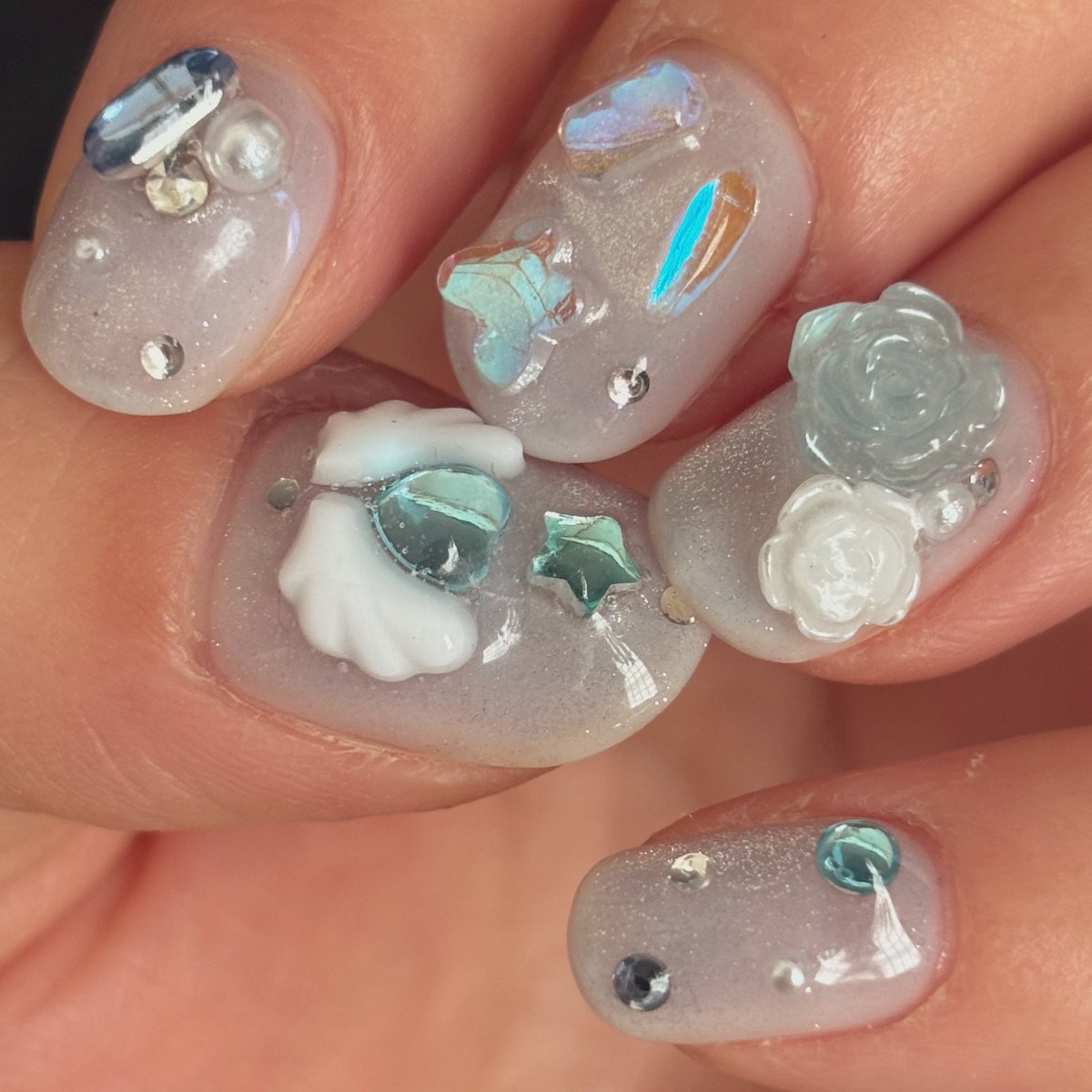 手荒れしてるしショートだけどめちゃくちゃ可愛いネイルしてもらった🦋うれしい