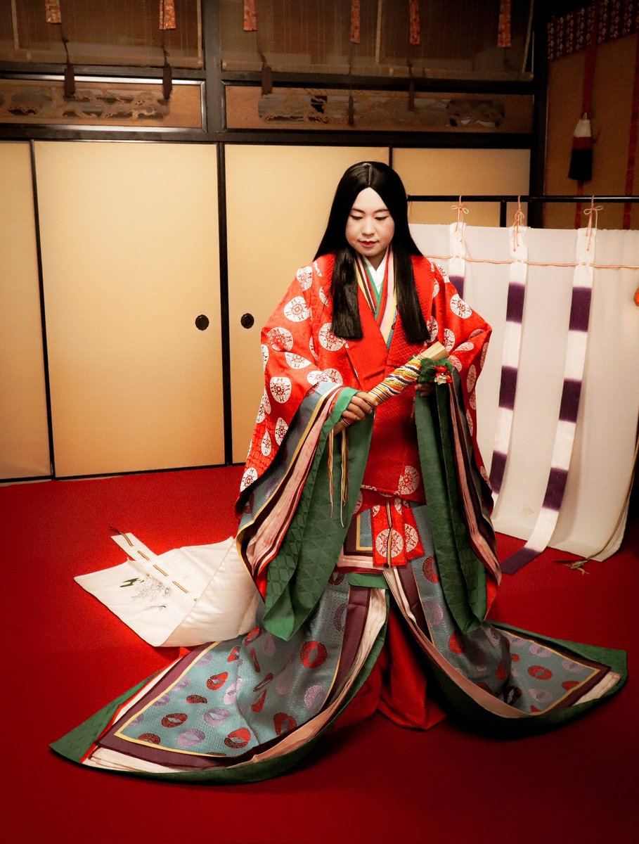 海外の方も十二単や源氏物語の世界にご興味があるので、英語で説明できるように勉強しております。

英語で「紅梅の匂い」は「crimson plum of the spring🌸」と表現できるそうで、十二単体験を通して平安時代の生活や日本の文化などを楽しく学んでいただけたら幸いです

#京都 #十二単