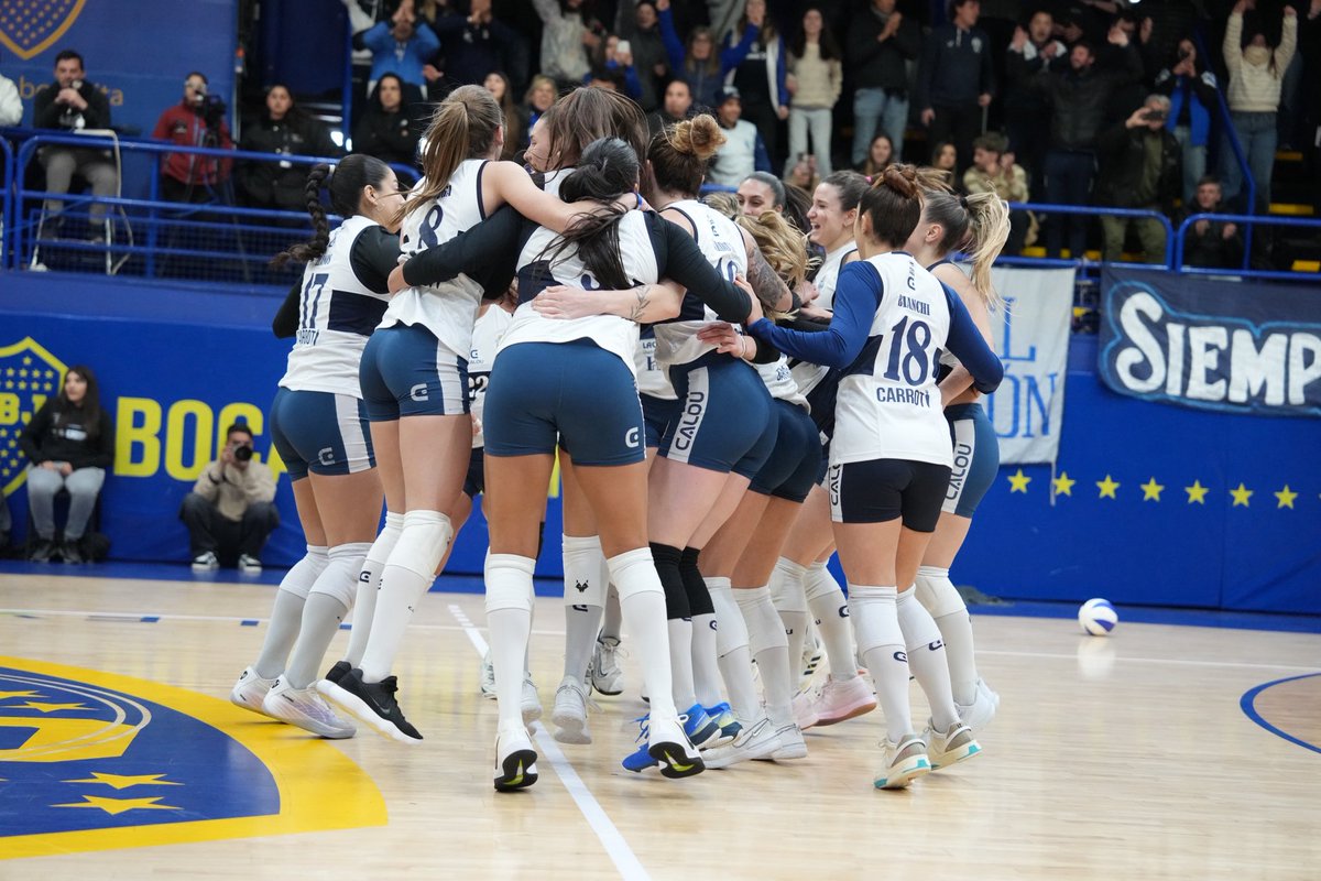 metrovoley's tweet photo. 🐺 ¡LOBAS Y CAMPEONAS! 🏆

📸 Prensa @BocaVoley https://t.co/TppQup73Cu