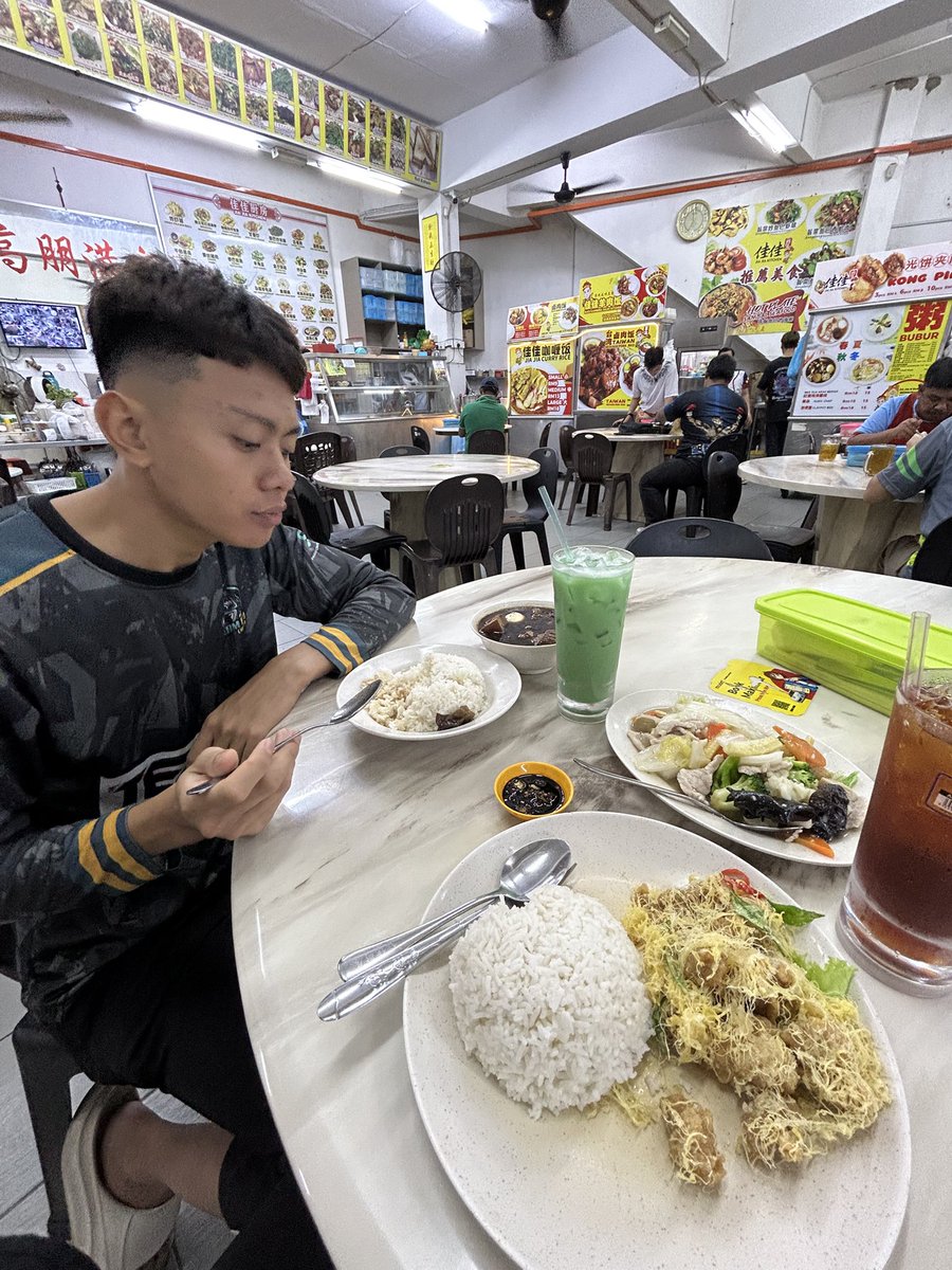 peronaic's tweet photo. makan makan makan😆 https://t.co/RCcANAtzWh