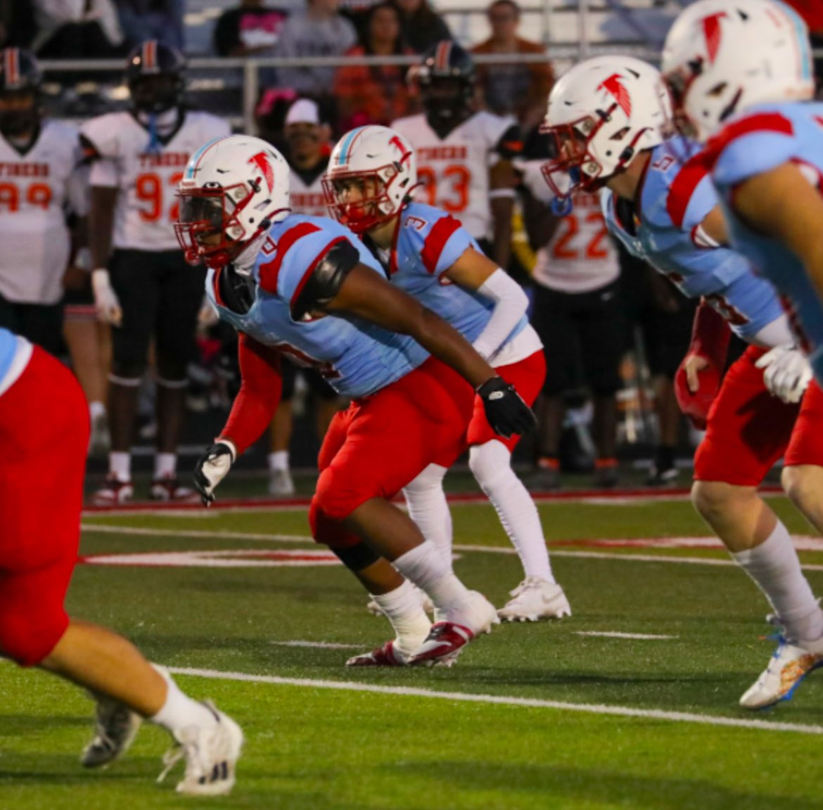 DericWashingto7's tweet image. The time is near. The grind, the sweat, and it’s all about to pay off.
I’ve been putting in the work all offseason. Watching film, hitting the weights, locking in.
Now it’s almost here.
Game time. War time. My time.
I’m not just ready. I’m HUNGRY.
Pads pop, crowd roars, and I…