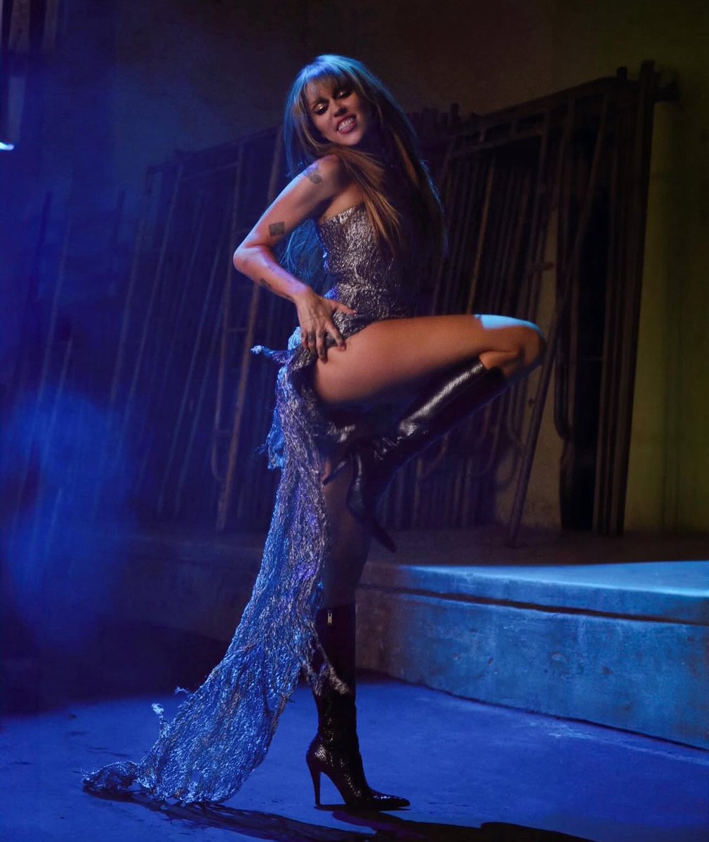 MileyRaySlays's tweet image. “Walk of Fame” music video out now!
🔗 mileycyrus.lnk.to/walkoffame
