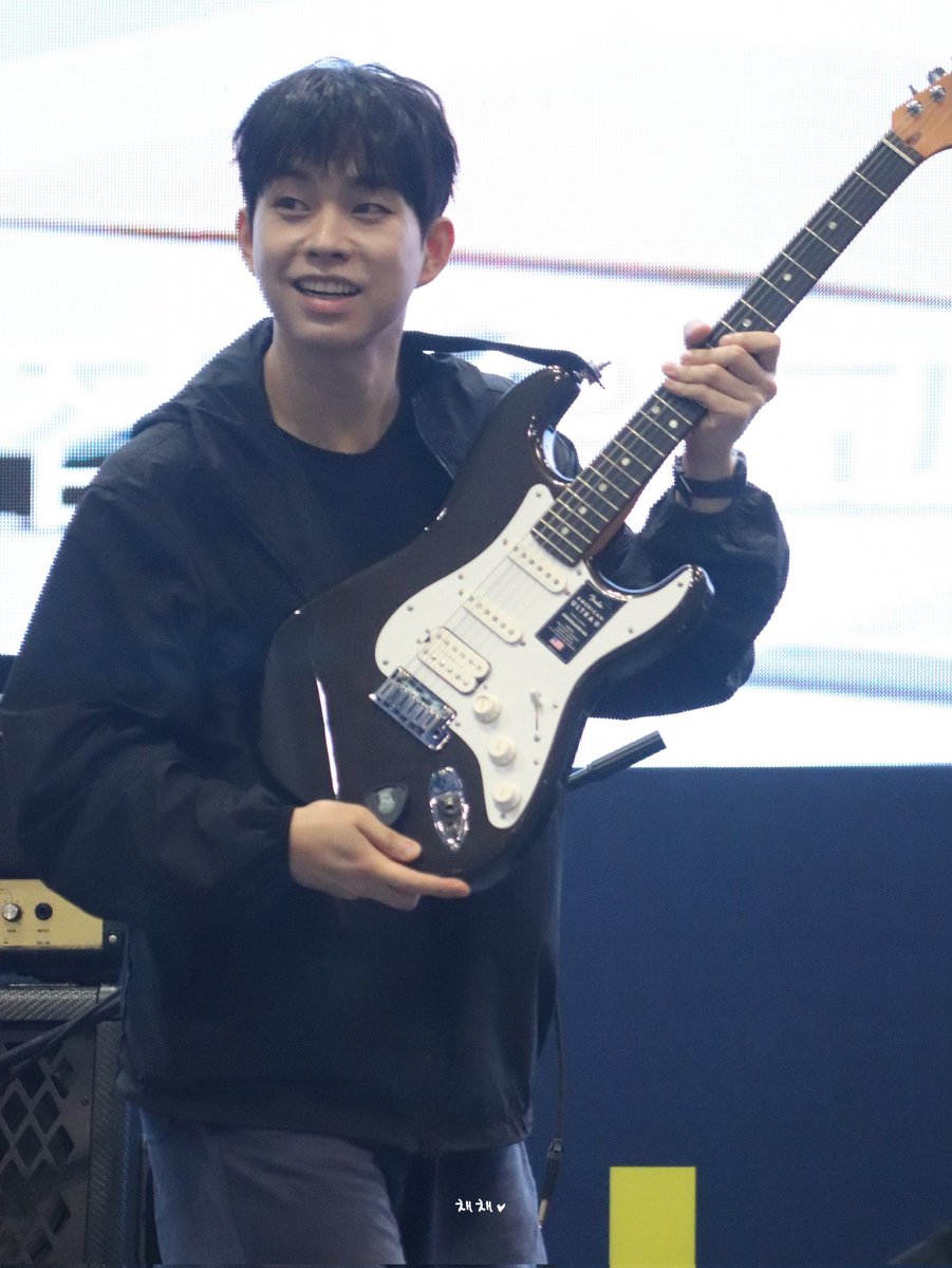 뭐야??? 상엽이 새 기타 이쁘잖아??
