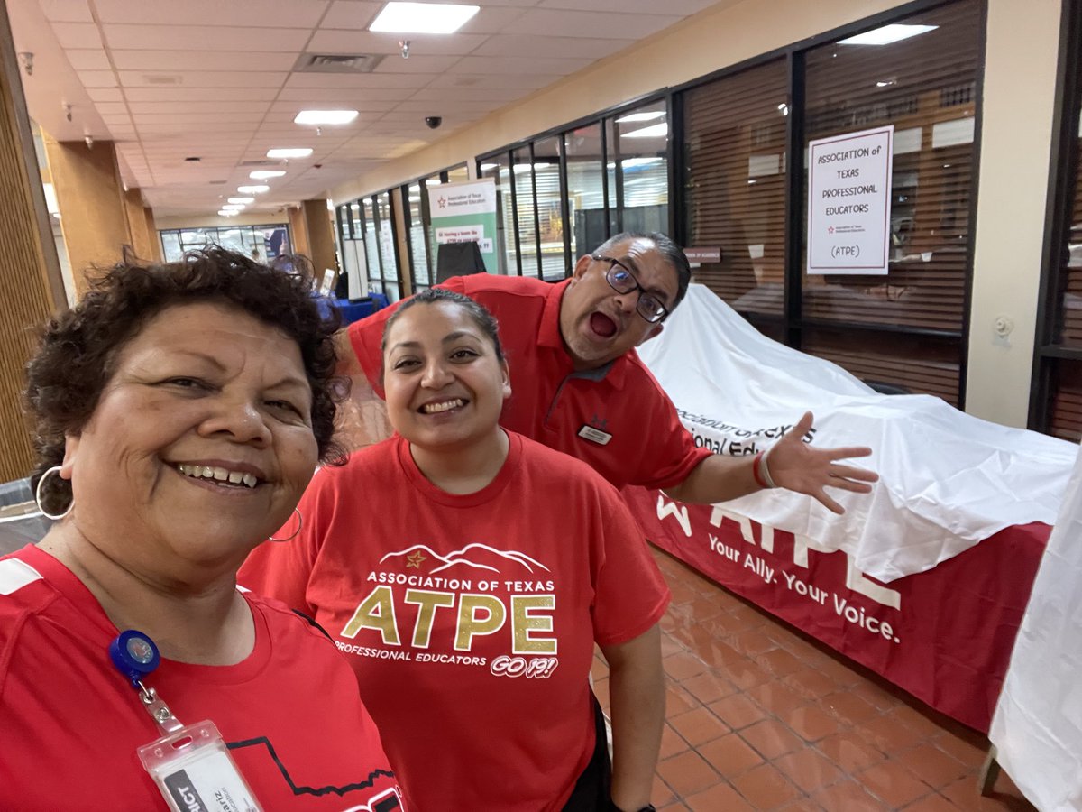 Happy teachers picking up their door prizes! ATPE amazing, attitudes among us wishing all teachers an extraordinary school year! ⁦<a href="/YsletaISD/">Ysleta ISD</a>⁩ ⁦<a href="/OfficialATPE/">ATPE</a>⁩