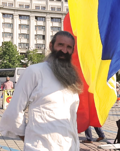 _Direct_News's tweet photo. #ROUMANIE 🇷🇴 #ROMANIA #EUROPE #UE 🇪🇺#DICTATURE #POLITIQUE 

La persécution contre les souverainistes – La justice comme arme létale

"Stegarul Dac" (Le porte-drapeau dace) Cezar Avrămuță, détenu politique, est aujourd'hui agonisant derrière les barreaux.
#StegarulDac #Cezar 
La preuve en est les images que Lumea Justitiei publie aujourd'hui du militant civique dans la salle d'audience du Tribunal de Bucarest, où il a été conduit le jeudi 17 juillet 2025, après avoir quitté sa détention provisoire, où il se trouvait depuis près de deux mois et où il avait entamé une grève de la faim et de la soif. "Cezar n'a plus l'air humain. Cezar a l'air et l'odeur de la mort", a écrit sa compagne dans un appel désespéré.

Călin Georgescu, Bogdan Peșchir, Cezar Avrămuță – et d'autres – sont condamnés à mort par amour pour leur pays, tandis que les scélérats qui le maudissent sont récompensés par de l'argent, des postes ou des honneurs. La justice est devenue l'arme fatale du système et juge comme sous l'occupation soviétique.

"Hisser un drapeau et dire la vérité ne peut être considéré comme un danger public" a plaidé l'avocat Dan Chitic devant le tribunal de Bucarest le jeudi 17 juillet 2025, demandant la levée de la détention préventive du militant civique Cezar Avrămuță.

https://t.co/s2SscMRMTe, via https://t.co/NPmBueJjGF