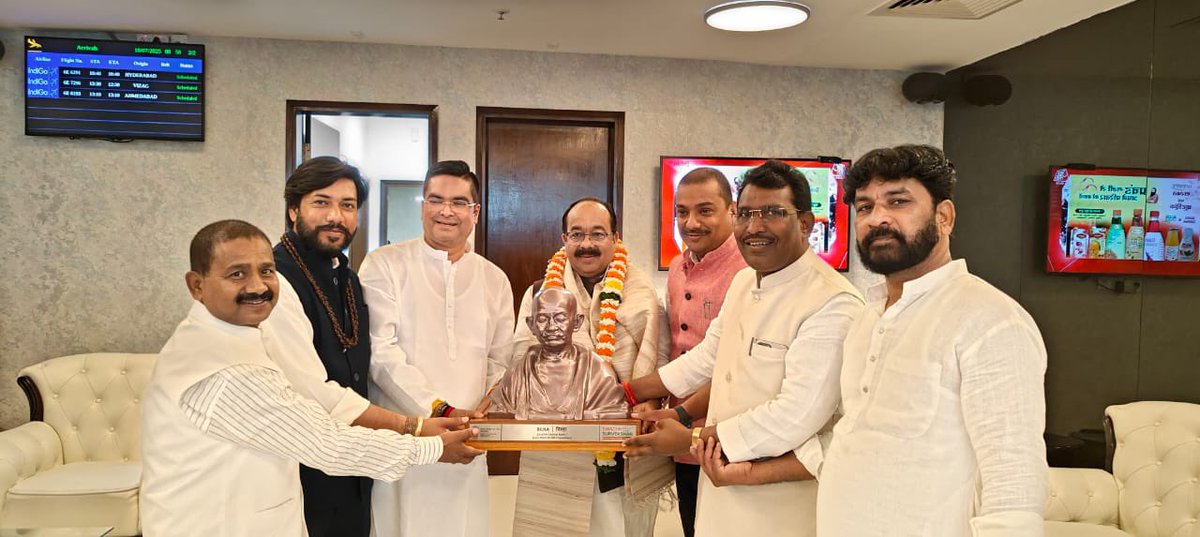 स्वछता पुरस्कार,छत्तीसगढ़
बिलासपुर नगर निगम सहित छत्तीसगढ़ के अन्य नगरीय निकायों को स्वछता रैंकिंग में क्रमशःद्वितीय पुरुस्कार प्राप्त कर रायपुर आगमन पर प्रदेश के यशस्वी उप-मुख्यमंत्री बड़े भाई मान.<a href="/ArunSao3/">Arun Sao</a> जी का विधायक साथियों के साथ विमानतल पर  स्वागत करते हुये