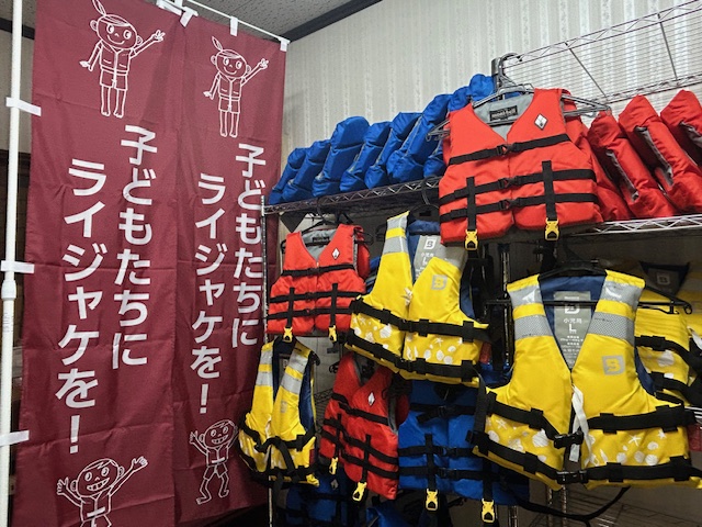 tjokayama's tweet image. 編集部のSです。
「安全に水辺を楽しめるように」
そんな思いから福山市沼隈町にある「南光坊」さんが、全国初の「お寺のライフジャケットステーション」をオープン!
こちらでは豊富なサイズのライフジャケットを無料レンタルすることができます。
予約は公式LINEから!
komaca.app/nanko-bo-