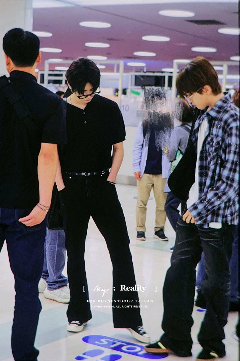 손찔러넣고동생신발끈 밟는거 ㅅㅂ