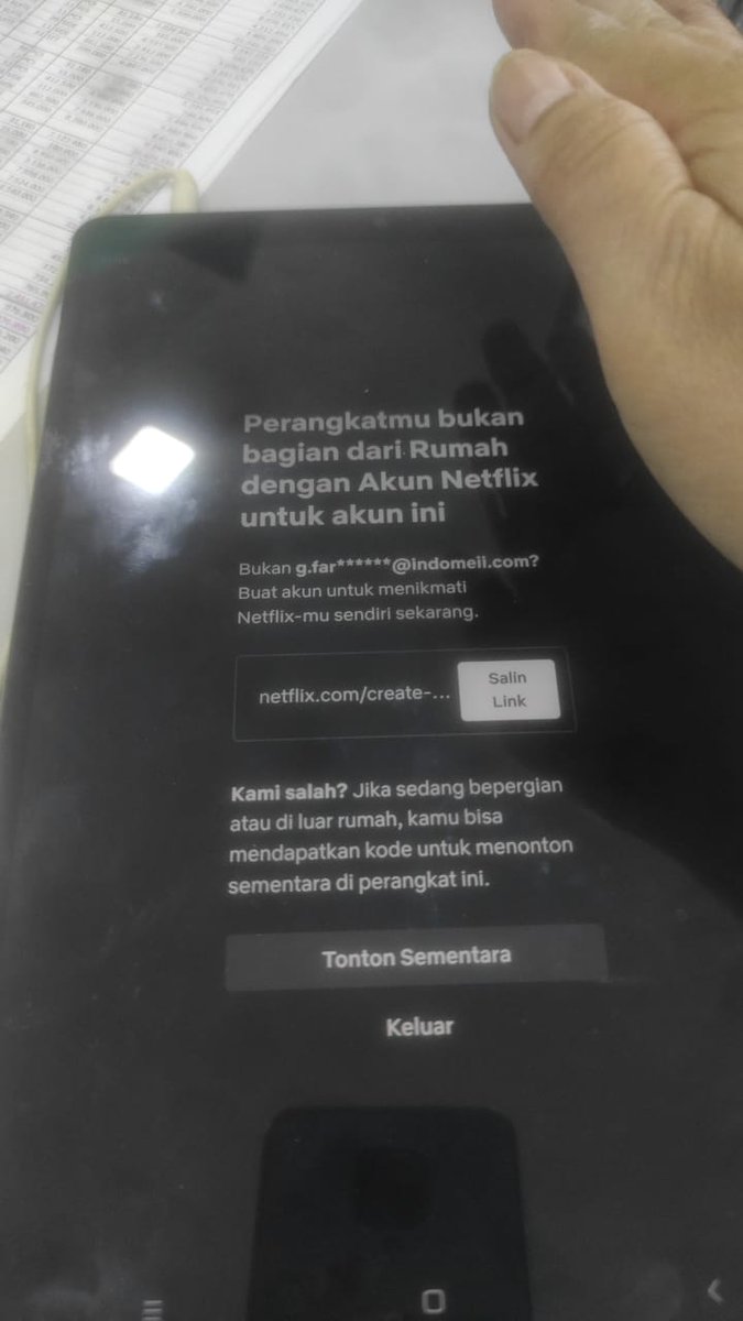 rewstaurant's tweet photo. gen ask! biar netflix gaada gangguan gini harus beli yg paket apasi guys.. ini udh beli yg 1p1u 🙏 #zonauang #zonaba https://t.co/Towt40GGnq