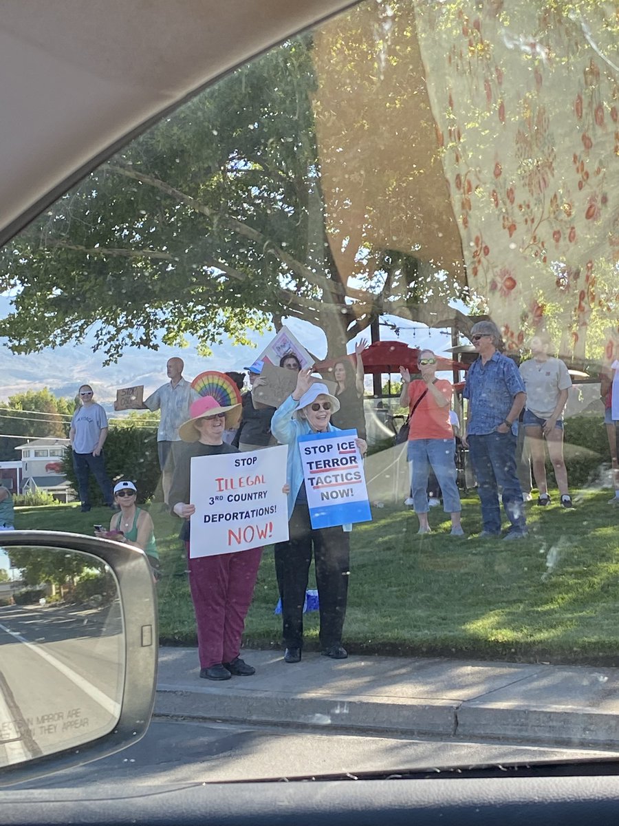 KitDicarlo72112's tweet image. Here’s what’s going on in South Reno today 🤦♀️
Another lady had a sign that said “wtf is happening to our country” it is a sad and scary state of affairs when people fight to protect ILLEGAL immigrants over American citizens 😔