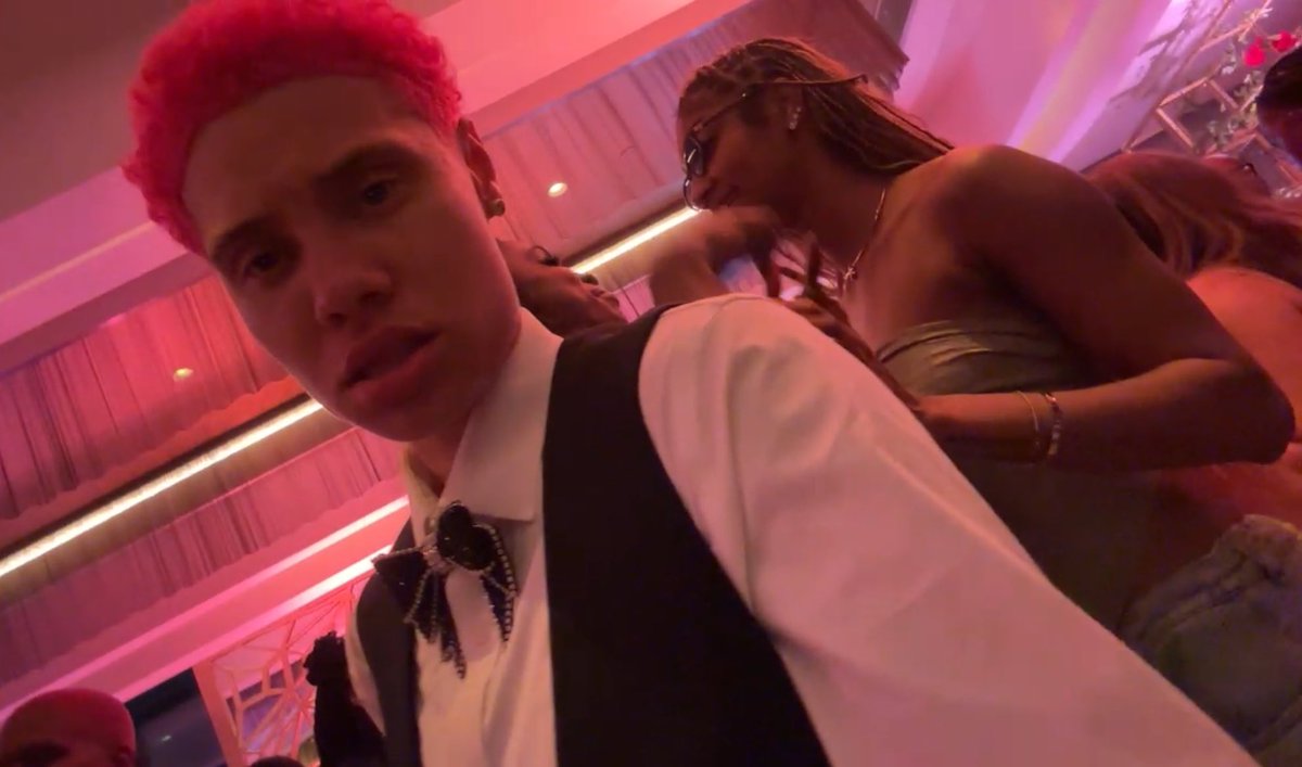 julespesbian's tweet image. if i send you this it means im on a different planet rn