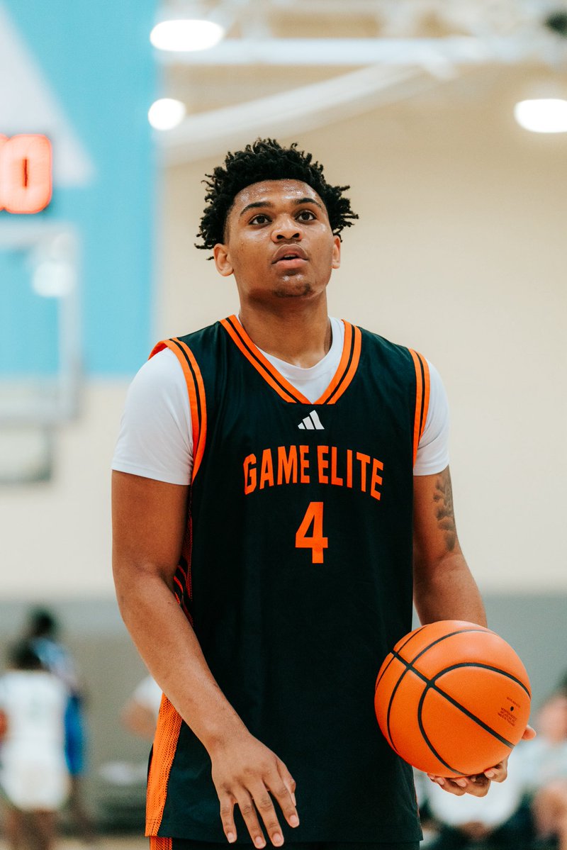 Colben Landrew 4⭐️ standout guard from Game Elite had another day at the office fresh off a 3SSB championship! He dropped 14 points, 5 rebounds, 3 assists and 2 steals on an efficient 5-7 shooting then followed it up with a dominant 16 points and 9 rebounds performance shooting