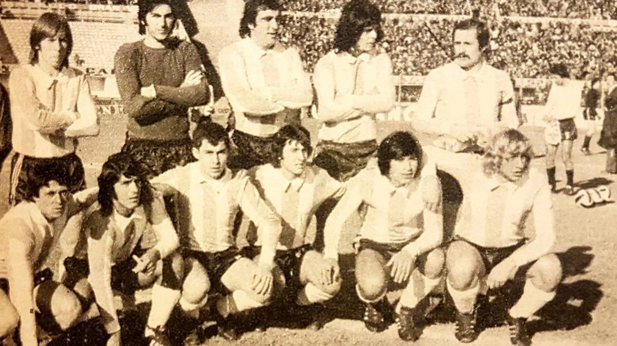 Copa Newton 1975. 18/7/1975. Uruguay 2 (Fernando Morena 2) - Argentina 3 (Norberto Alonso, Jorge Valdano 2). Centenario. Debuts en Argentina: Jorge Valdano, Oscar Ortiz, Ricardo La Volpe, Juan Rocchia, Julio Asad y Eduardo Solari.
viejocasale.medium.com/20-anos-sin-ga…