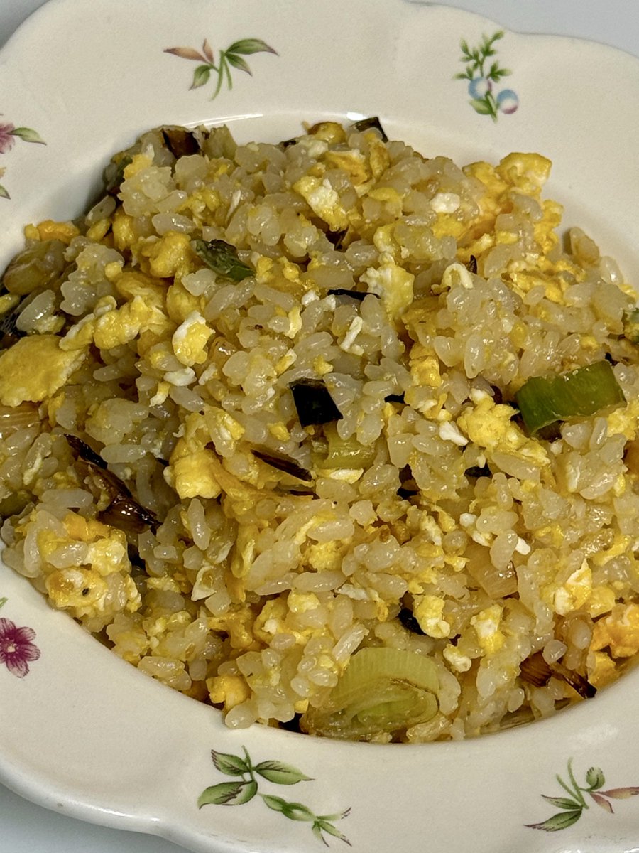 5분컷 갈릭버터계란볶음밥 레시피
별거없는데 진짜 존맛임

기름두르고 대파 1줌, 다진마늘 1숟갈 2~3분 정도 볶다 노릇노릇해지면 잠시 옆으로 치우고 → 계란 2알 넣고 스크램블해주고 → 밥 한공기, 치킨스톡or굴소스 한숟갈 넣고 중강불에 볶다가 → 버터 한숟갈넣어주고 잘 섞어주면 끝!!