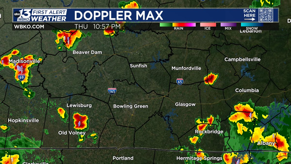 DavidWolter1's tweet image. RADAR UPDATE (10:56 PM): Still watching scattered storms that could produce heavy rainfall during early overnight period. Wind gusts up to 40 mph are possible on a few storms.