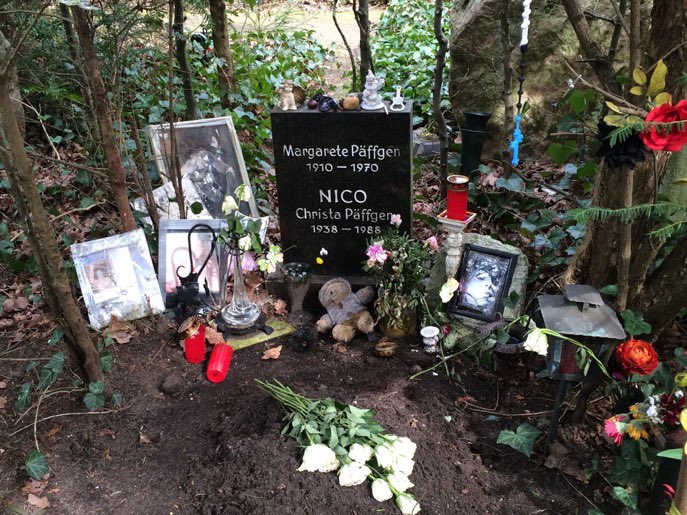 felix_bohr's tweet image. „I'll be the wind, the rain and the sunset
The light on your door to show that you're home“
Nico, Christa Päffgen,weltberühmt als Sängerin d. New Yorker Band Velvet Underground. Am 18.7.1988 starb sie auf Ibiza an den Folgen eines Radunfalls.Begraben ist sie in Berlin Grunewald.