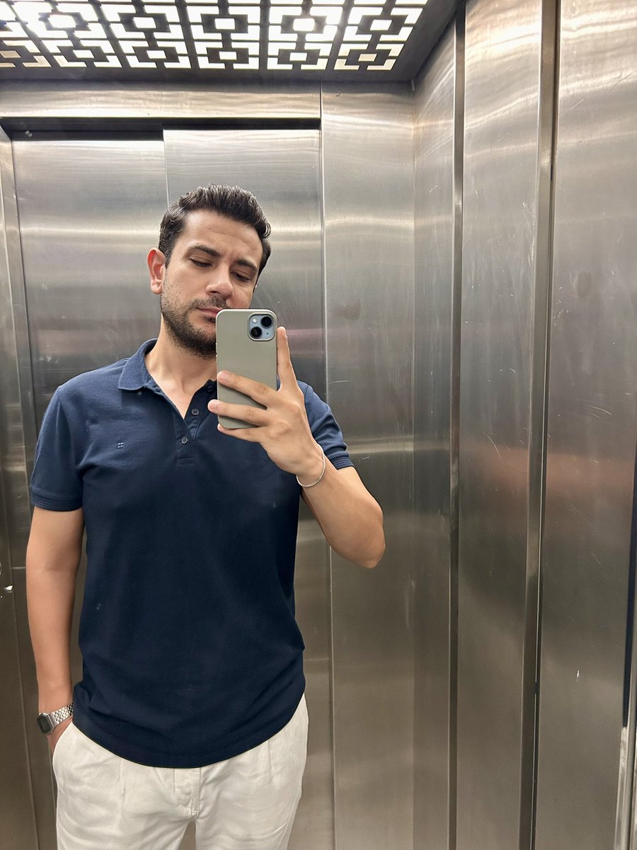 Uzun zamandır ayna fotoğrafı atmadığımı fark ettim ve şimdi canım istedi attım. Günaydın hadi eyv 🙋🏻‍♂️