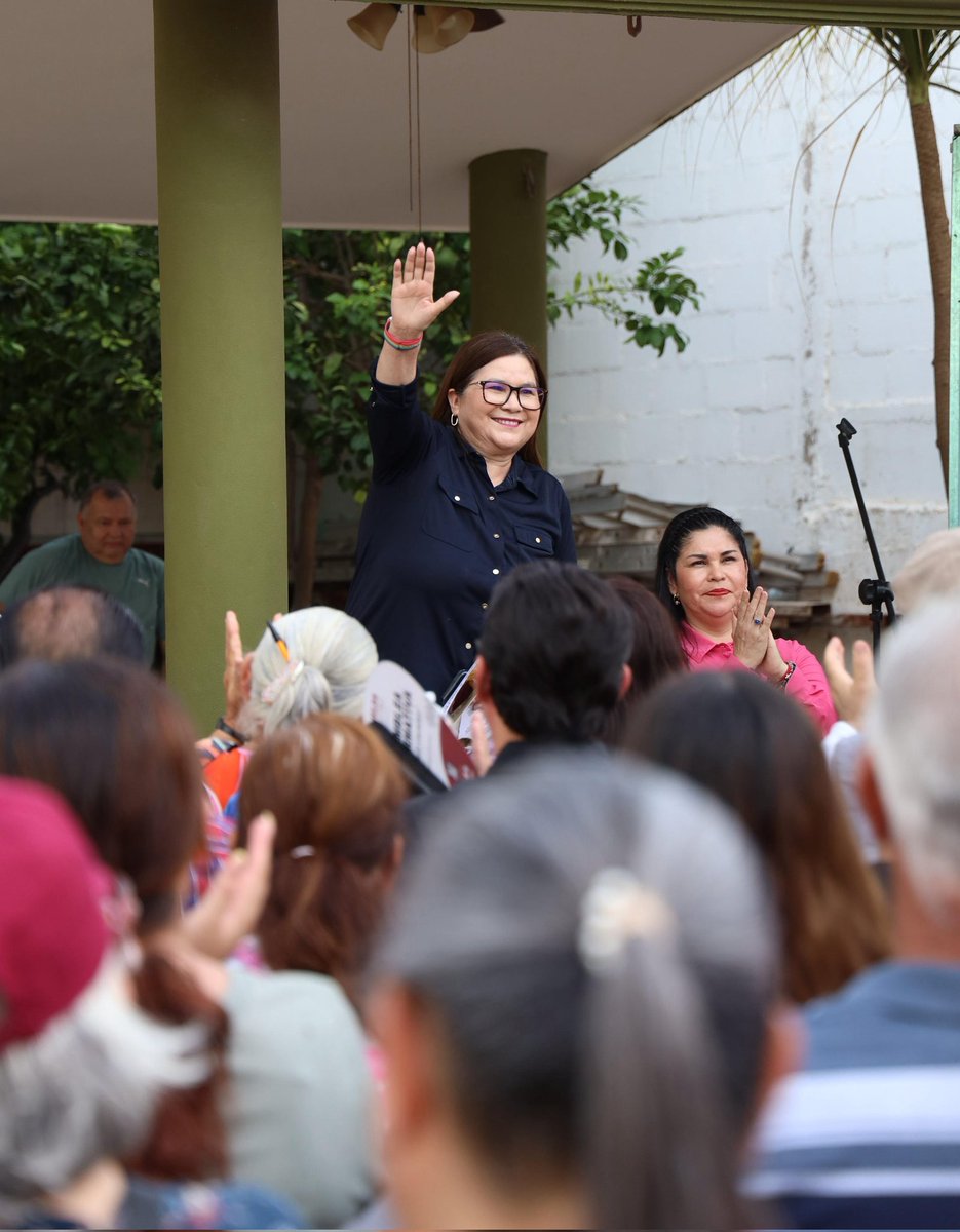 imeldacastromx's tweet image. Seguimos con nuestras #AsambleasInformativas, y hoy compartimos con la gente trabajadora y solidaria de El Limón de los Ramos, en #Culiacán, los logros y avances legislativos en el @senadomexicano.
8 de cada 10 familias mexicanas ya cuentan con un programa social. La…