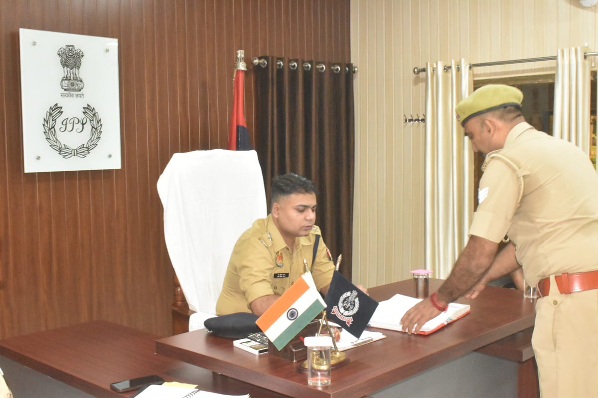 ghazipurpolice's tweet image. 🔹आज दिनांक 18.07.2025  को #SPgzr महोदय द्वारा पुलिस लाइन गाजीपुर में शुक्रवार की परेड की सलामी ली गई। 
🔹महोदय द्वारा परेड का निरीक्षण कर सभी अधिo/कर्मचारियों  द्वारा अनुशासन व एकरूपता हेतु परेड कराई गई ।
🔹तथा ज्वाइंट ट्रेनिंग कोर्स (JTC ) प्रशिक्षण हेतु आए नवचयनित आरक्षीगण को…