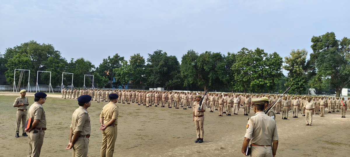 ghazipurpolice's tweet image. 🔹आज दिनांक 18.07.2025  को #SPgzr महोदय द्वारा पुलिस लाइन गाजीपुर में शुक्रवार की परेड की सलामी ली गई। 
🔹महोदय द्वारा परेड का निरीक्षण कर सभी अधिo/कर्मचारियों  द्वारा अनुशासन व एकरूपता हेतु परेड कराई गई ।
🔹तथा ज्वाइंट ट्रेनिंग कोर्स (JTC ) प्रशिक्षण हेतु आए नवचयनित आरक्षीगण को…