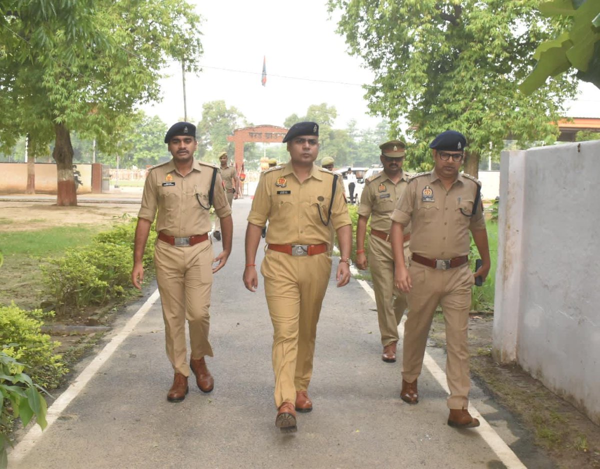 ghazipurpolice's tweet image. 🔹आज दिनांक 18.07.2025  को #SPgzr महोदय द्वारा पुलिस लाइन गाजीपुर में शुक्रवार की परेड की सलामी ली गई। 
🔹महोदय द्वारा परेड का निरीक्षण कर सभी अधिo/कर्मचारियों  द्वारा अनुशासन व एकरूपता हेतु परेड कराई गई ।
🔹तथा ज्वाइंट ट्रेनिंग कोर्स (JTC ) प्रशिक्षण हेतु आए नवचयनित आरक्षीगण को…