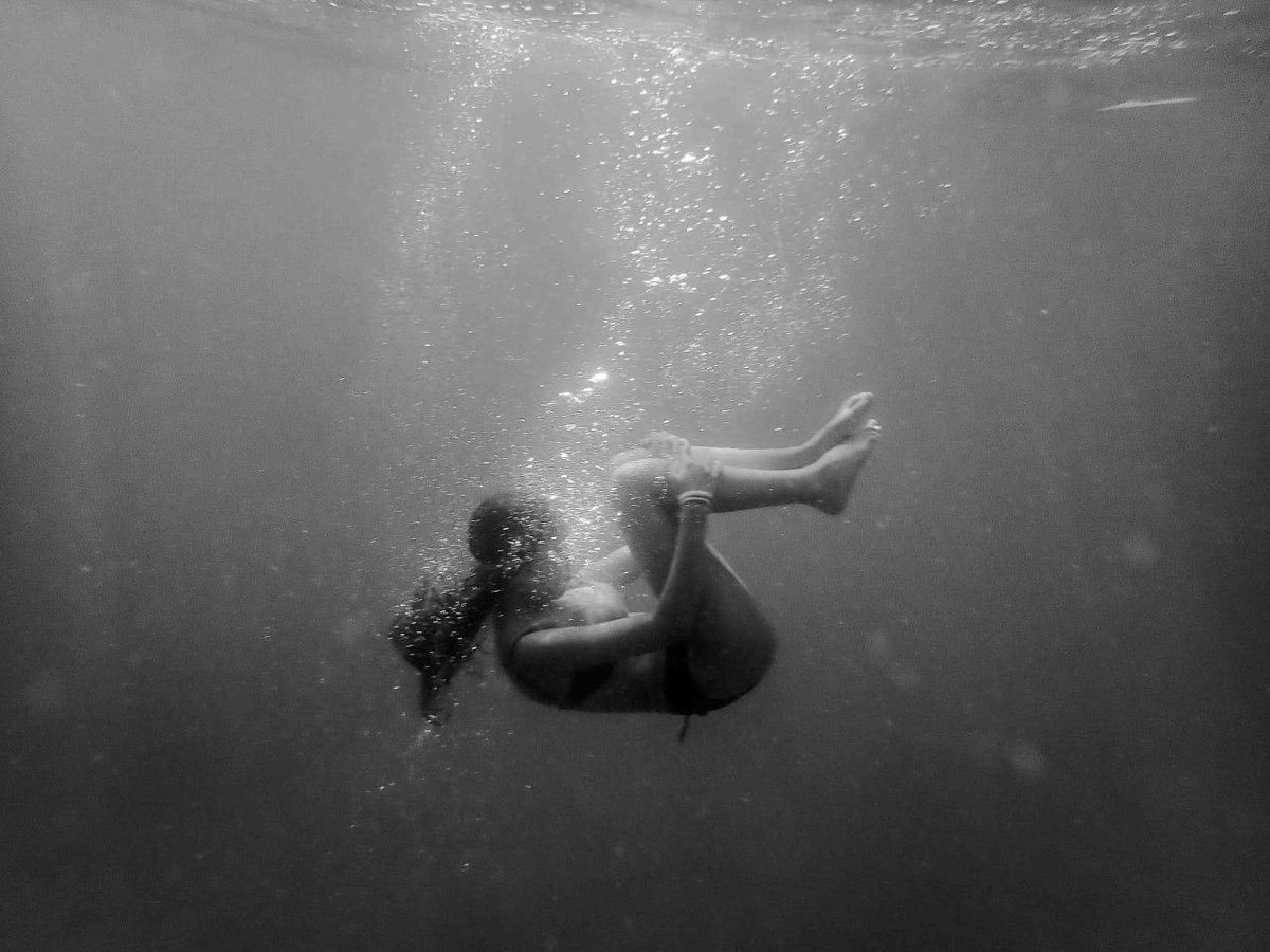 собираюсь в отпуск, вспоминаю прошлый

так я сфотала сестру на море