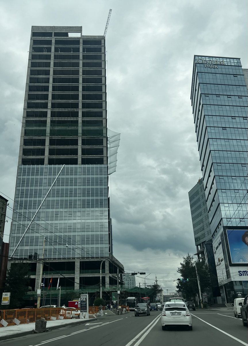 Эцэст нь нэг юм фассадаа хийж эхэлжээ.