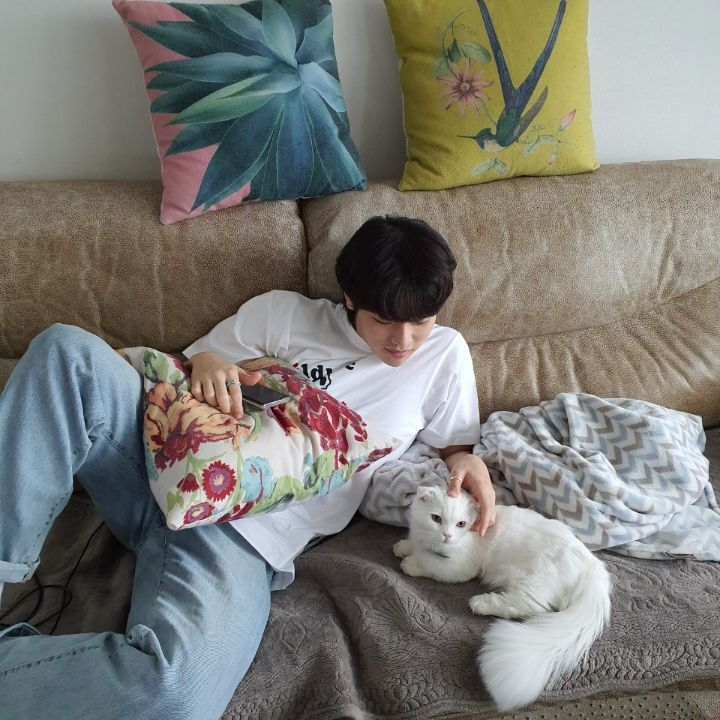 sanakookie_'s tweet photo. ignore the fact that I look extra chubby in this photo but here are 2 cat parents 😺

#더킹덤 #무진 #thekingdom #tkd #mujin #kmsd #kingmeselcaday #kingmakerselcaday
@TheKingDom_GF https://t.co/4suSvZjBn8