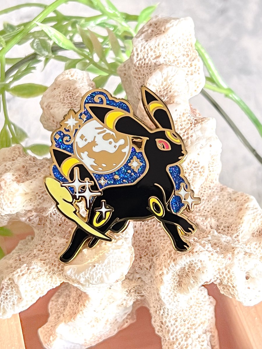 pegushi_'s tweet image. Just photographed my new Espeon and Umbreon pins!!