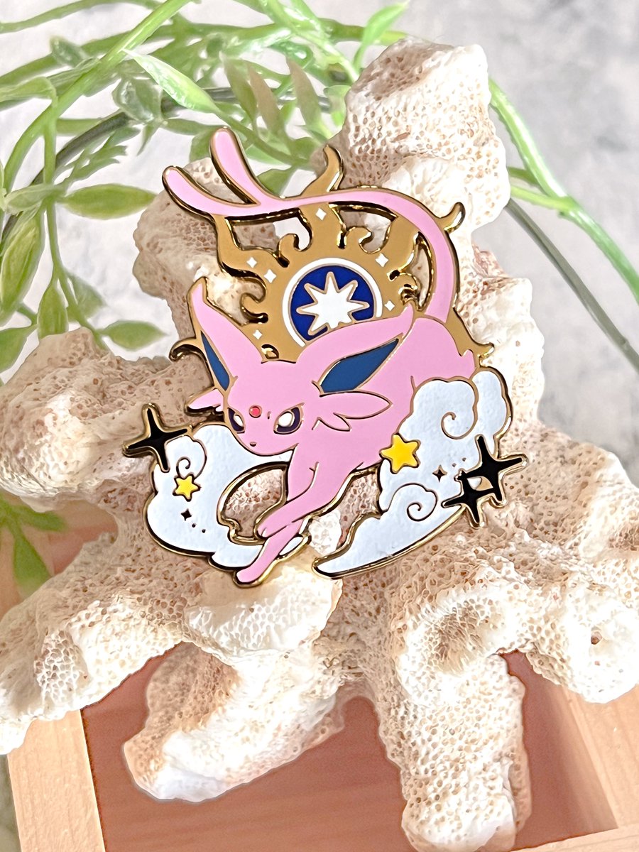 pegushi_'s tweet image. Just photographed my new Espeon and Umbreon pins!!