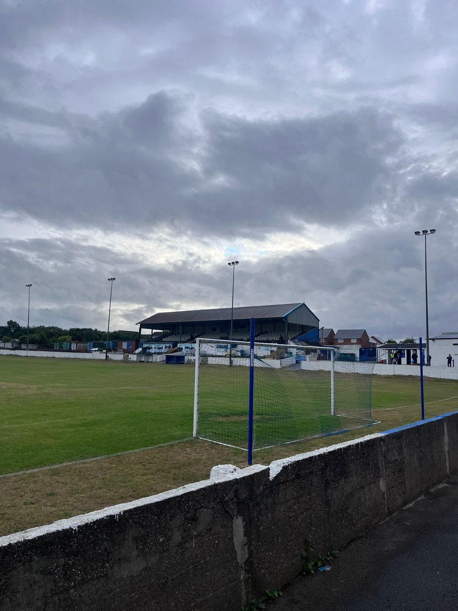 JasonAtack1's tweet image. Good morning Floodlighteers on #FloodlightFriday. Todays offering, on these shortening days is the famous old @frickleyafc . Pic 📸 courtesy of @atackrobbie from his midweek trip over. Enjoy your weekend. Look after yourself and one another 💙🤍⚽️👍