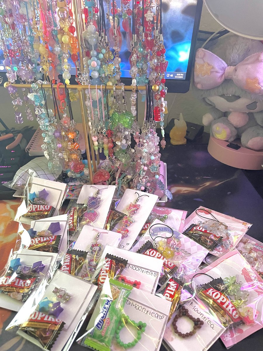 -ˋˏ ❀ Enhypen "Walk the line" Freebies ❀ ˎˊ-

📍Houston, TX  ❁  D2  

✧ Keychains, Rings, Hairpins, Photostrips, etc!! 

✧ My sister <a href="/Lexi_RC/">LexiRC</a> and I will be giving more than 300 freebies!!(☆ We both made our own☆) Comment/DM for trades!! ♡♡♡