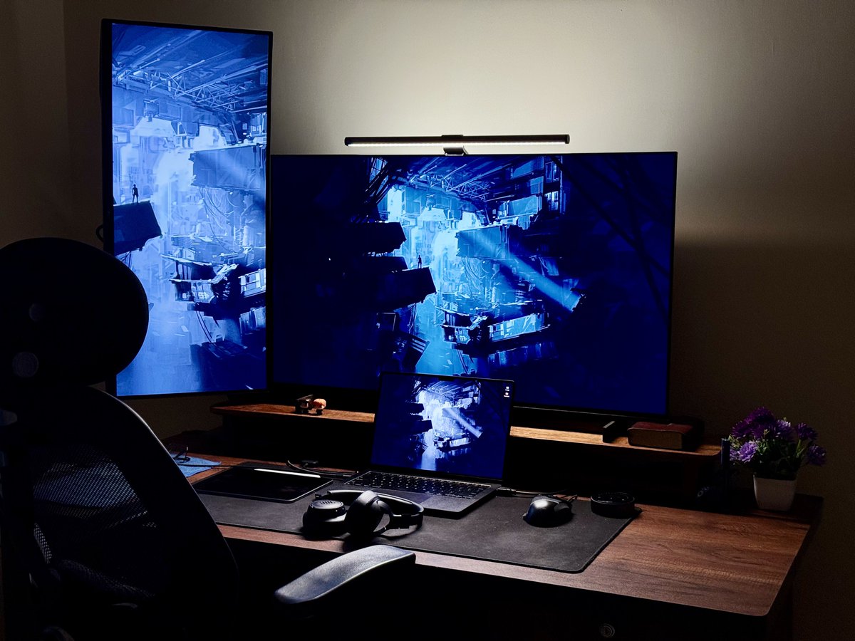 0xOrkward's tweet image. newest addition to the setup. a monitor light bar. and a fake plant from my sister -_-
can see the difference in ips and oled panel so clearly in this picture.