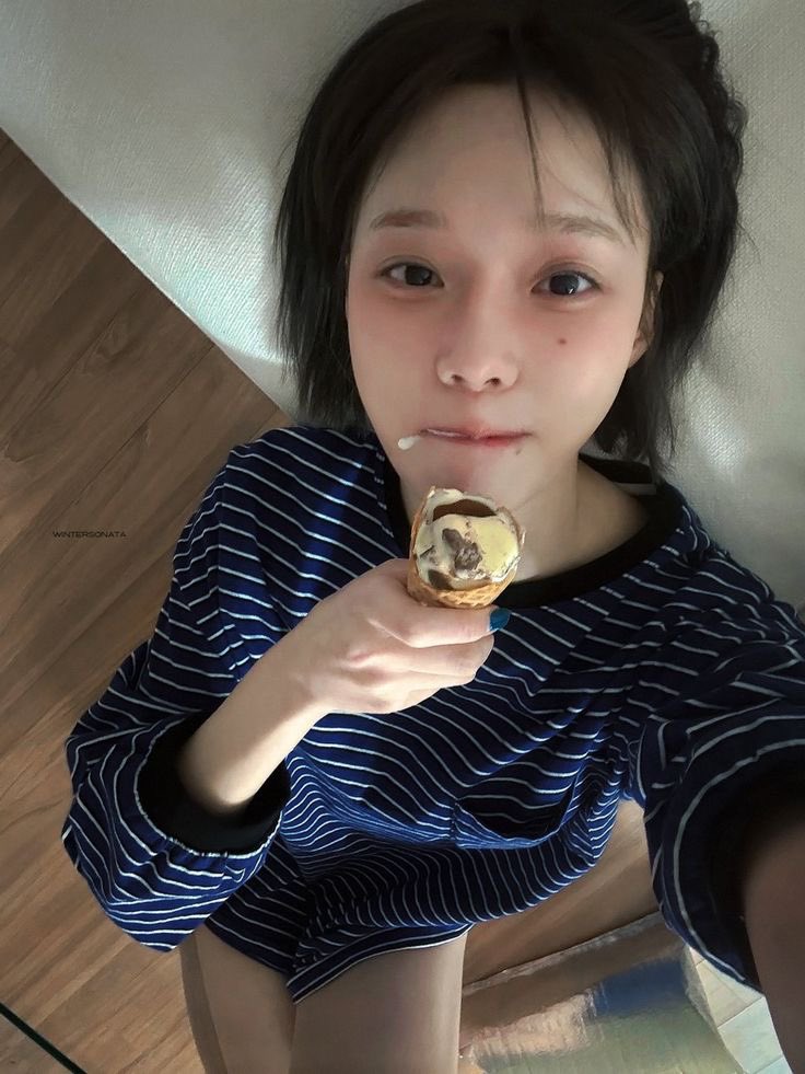 mishyrexic's tweet image. Tengo insomnio y estoy aburrida miren a winter comer helado de vainilla y chocolate 💕