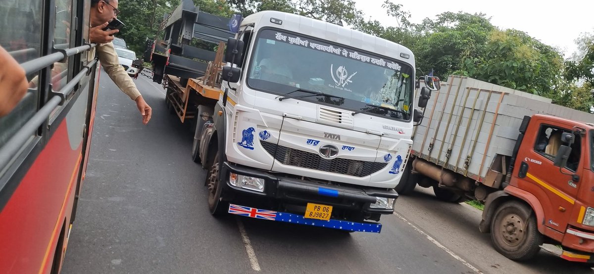 wake_up_sidi's tweet photo. Dear @CMofKarnataka @BlrCityPolice @kspfactcheck @DgpKarnataka,3 heavily loaded trucks were loaded with iron beams tied with a single chain covering over 75% of the road threatening peoples life throughout the journey was seen this morning on the roads between hubli and karwar
Tq https://t.co/D0cR6Z18Cc